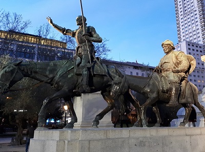 Imagen del monumento a Cervantes, con las esculturas de Don Quijote i Sancho Panza.