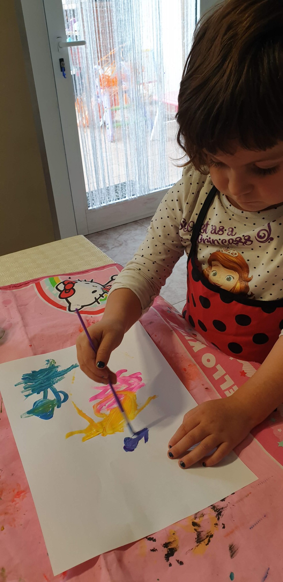 Clàudia fent el dibuix