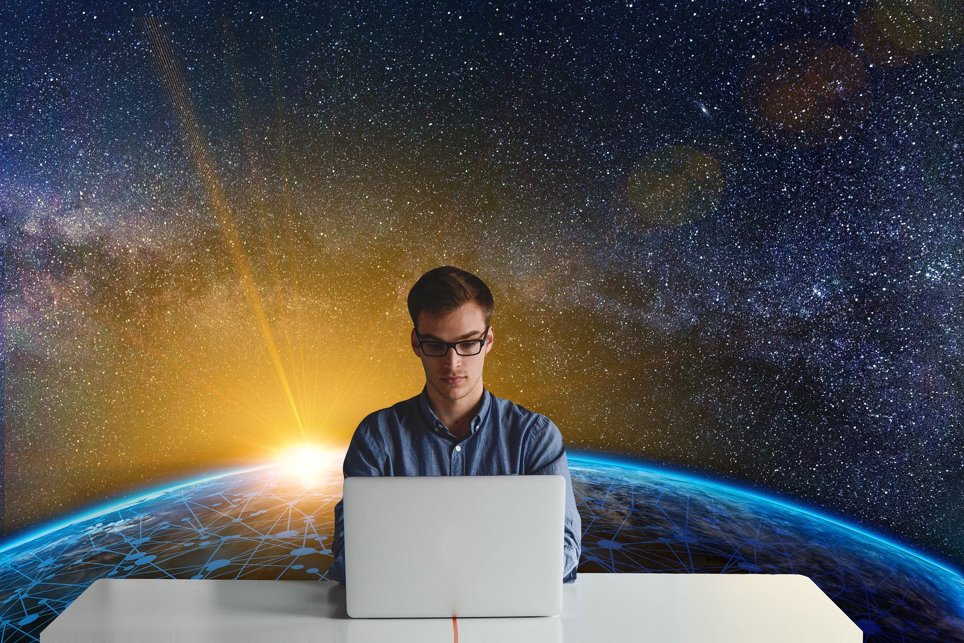 Persona treballant davant d'un ordinador envoltat d'un univers d'estrelles