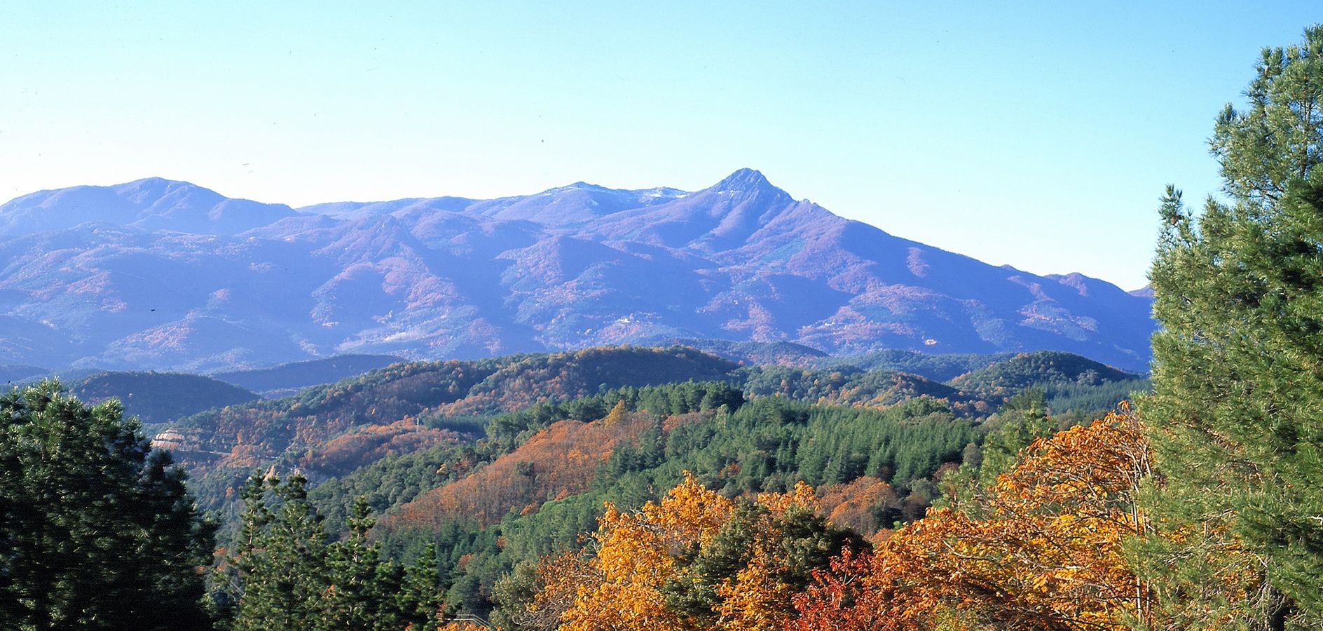 Llegendes del Montseny, panoràmica amb vista de les agudes.