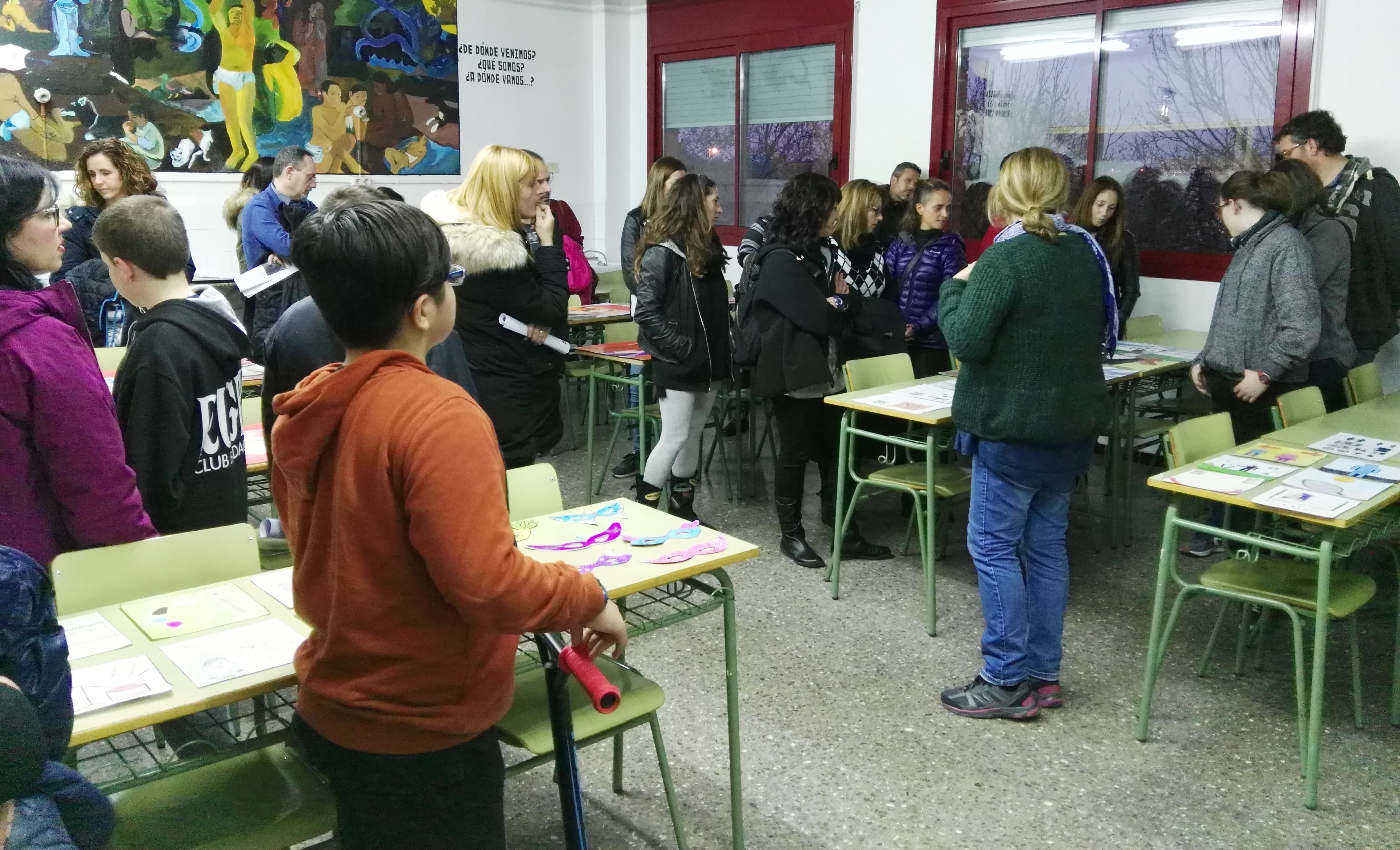 Montse Lozano ensenya alguns treballs de Visual i Plàstica