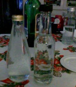 dues botelles amb la mateixa quantitat, però diferent forma