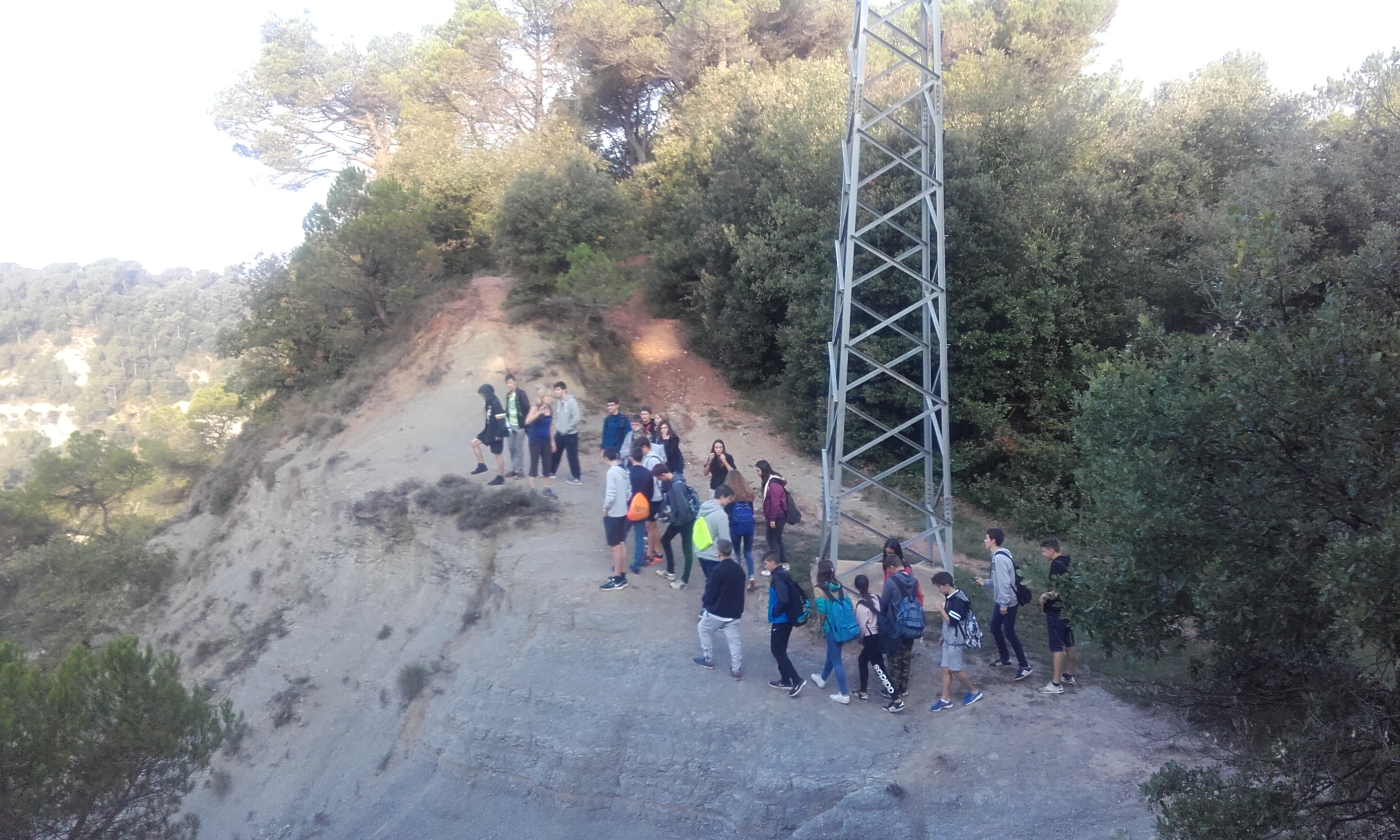 alumnes de quart d'ESO explorant l'entorn geològic