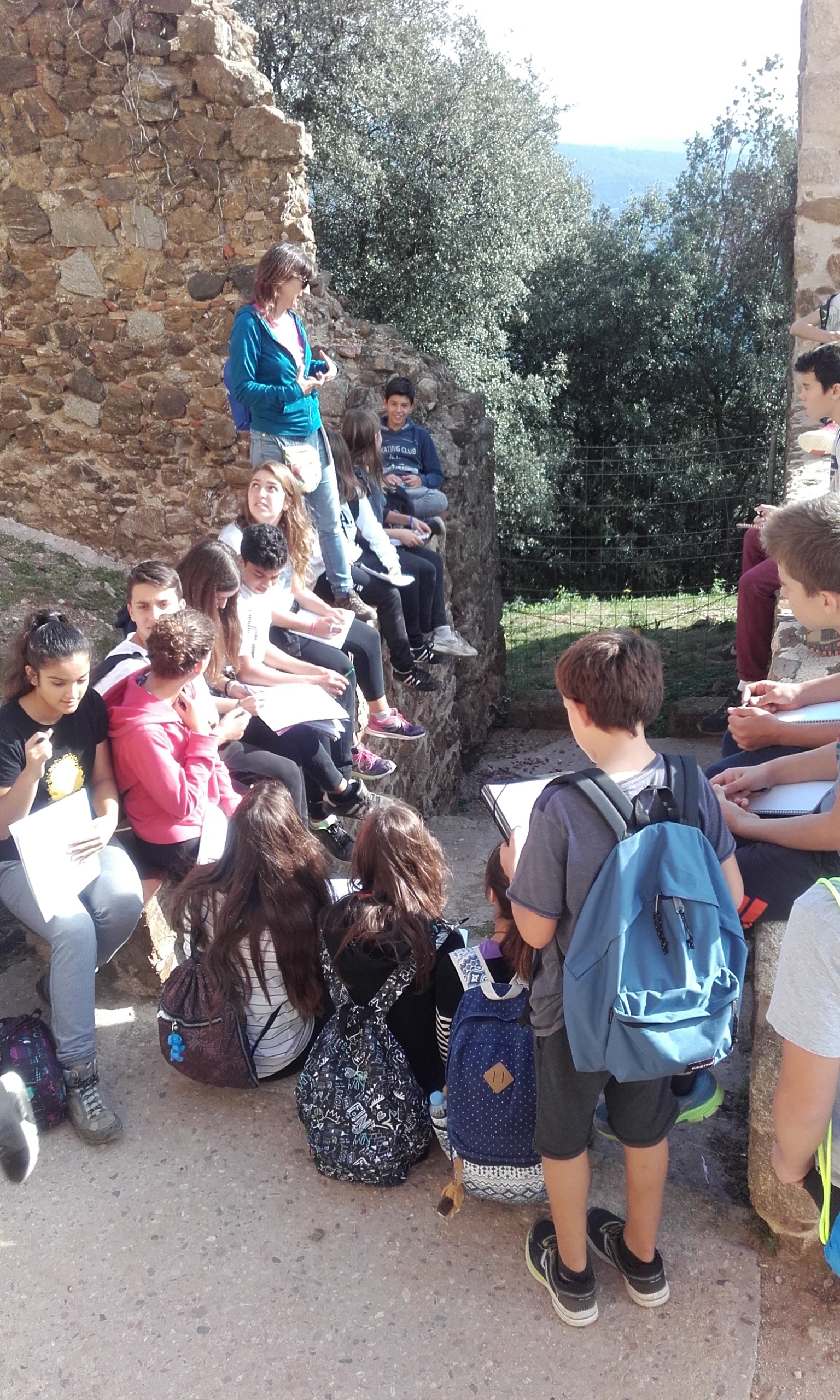 Els alumnes al castell de Montsoriu