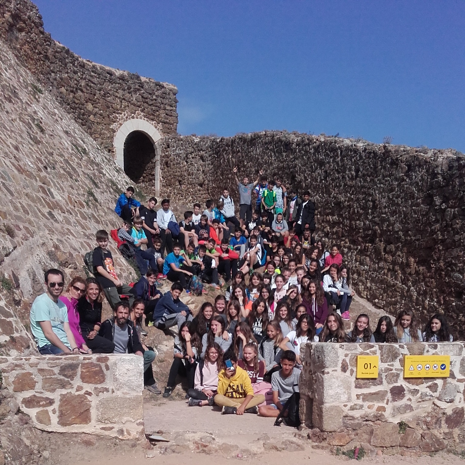 Els alumnes al castell de Montsoriu