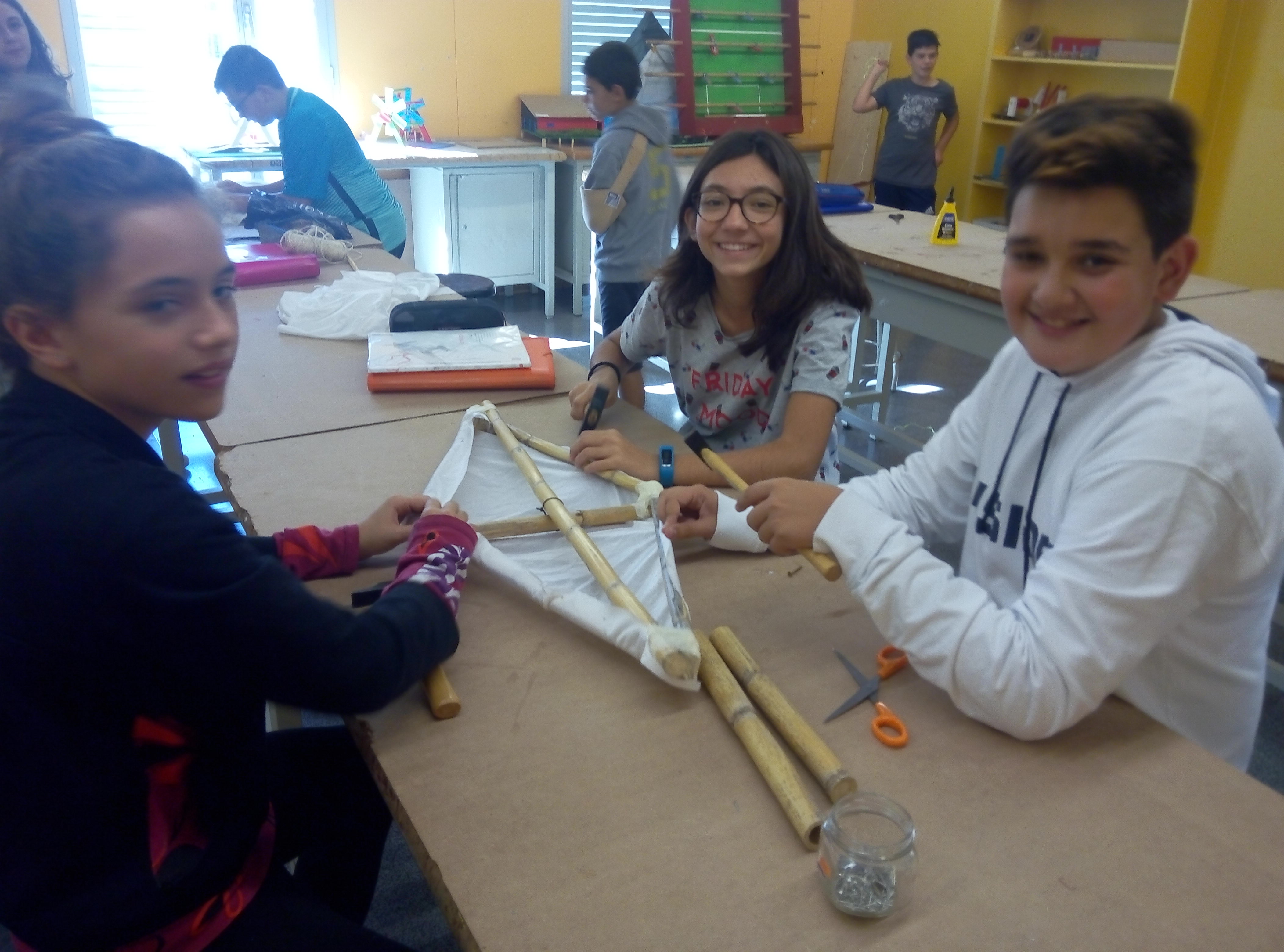 alumnes construïnt l'estel