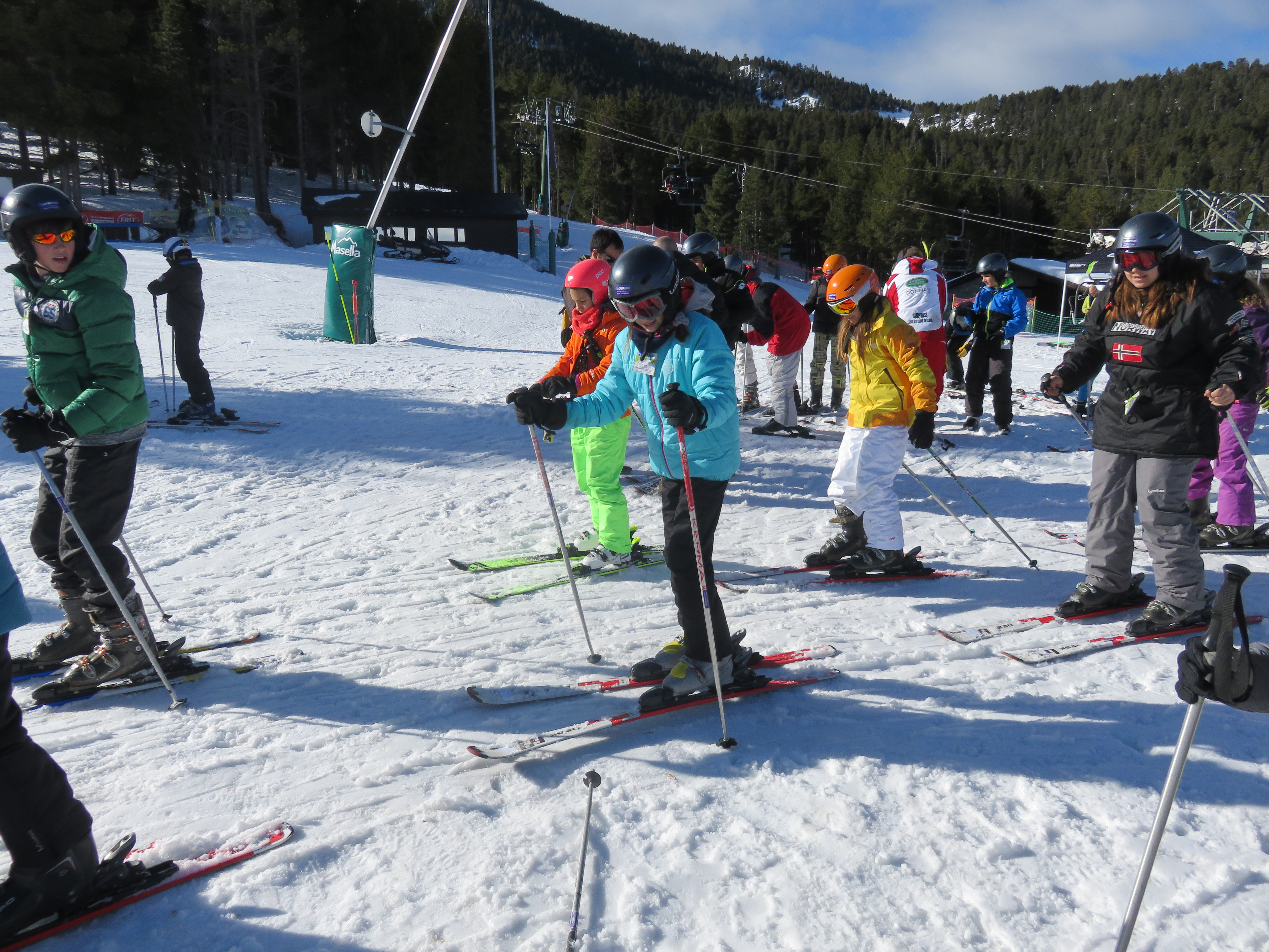 alumnes esquiant