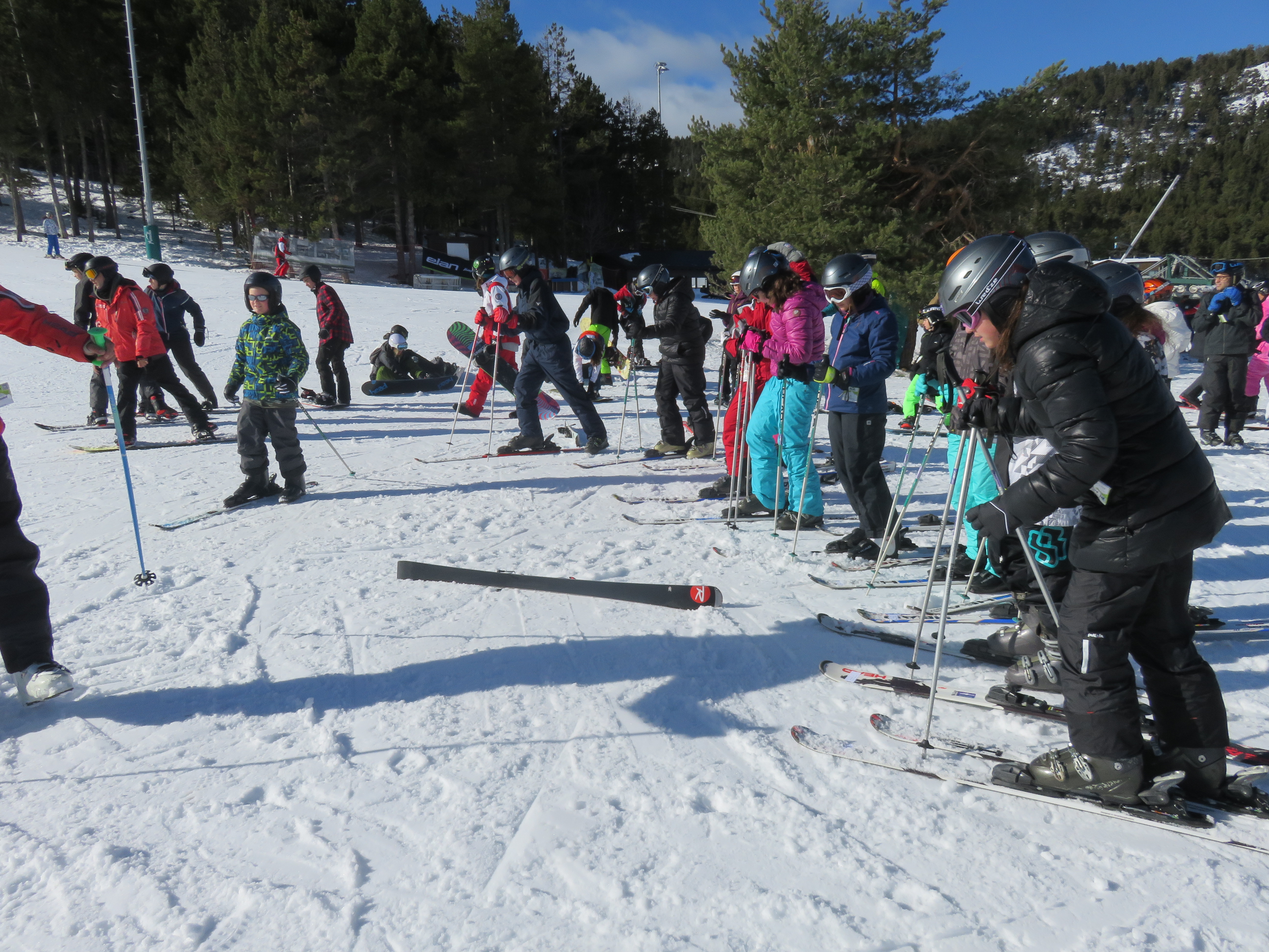 alumnes esquiant