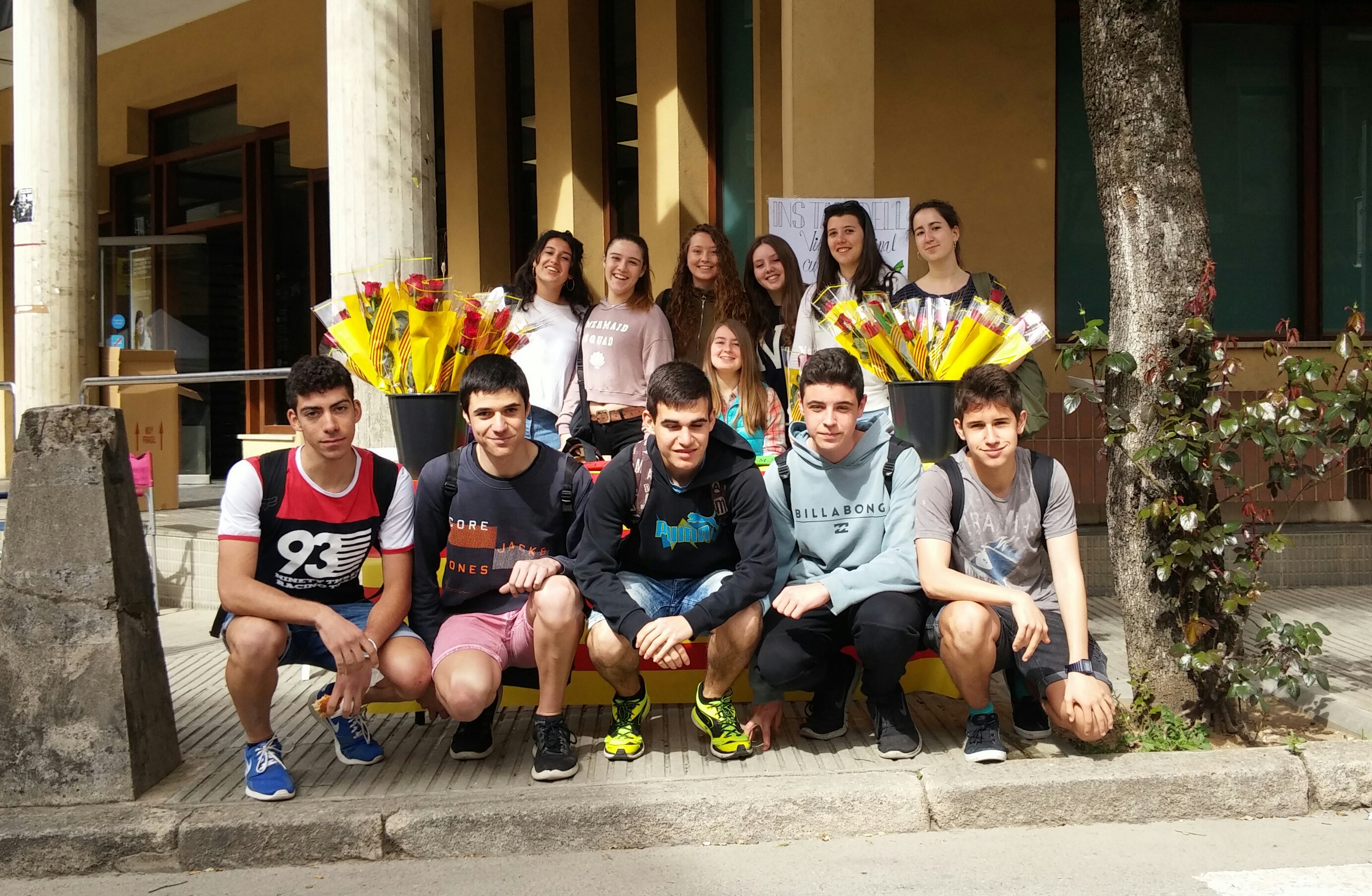 els alumnes de 1r de batxillerat venen roses per Sant Jordi
