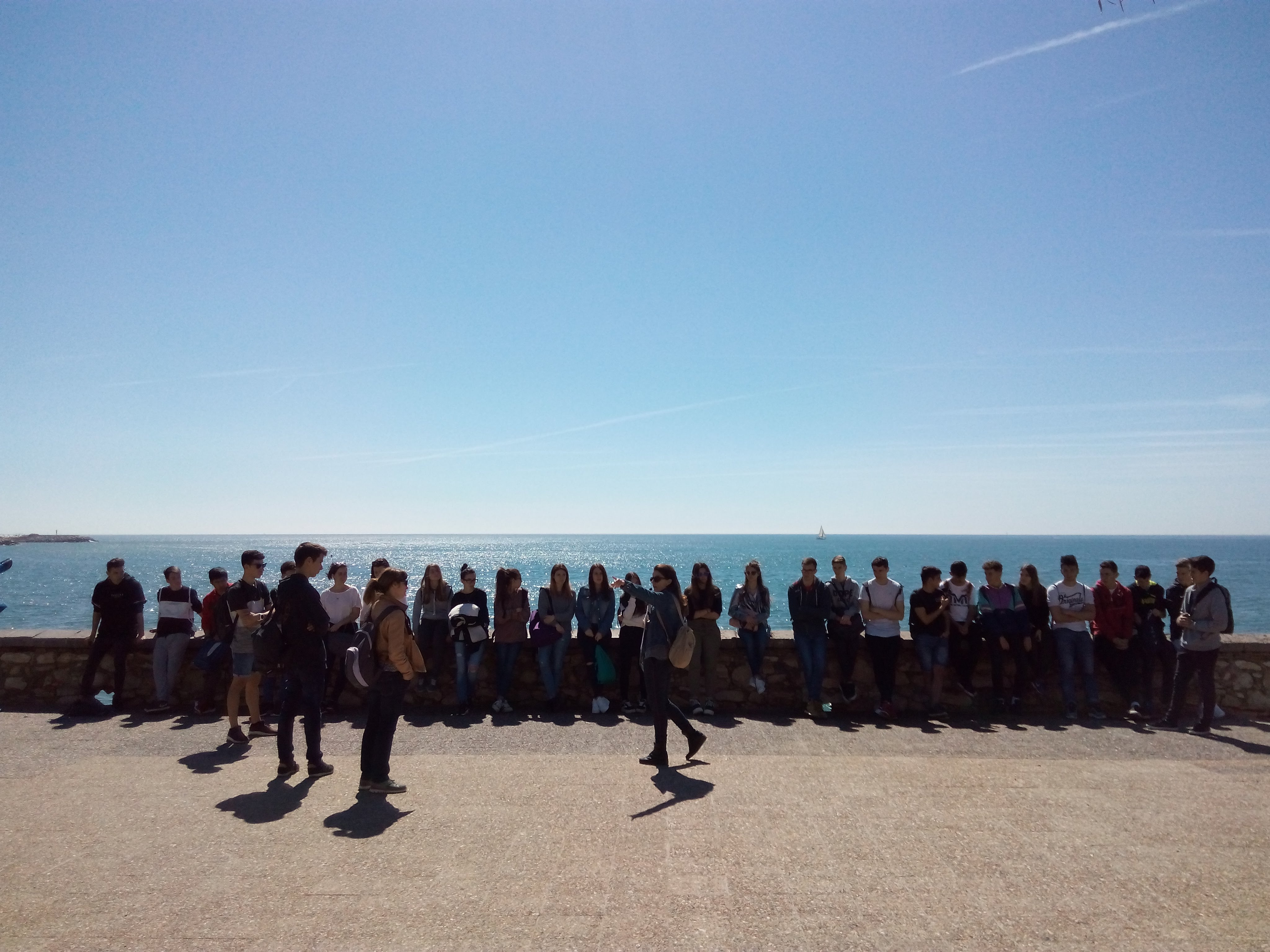 Alumnes de 4t vora la mar durant la visita a Sitges