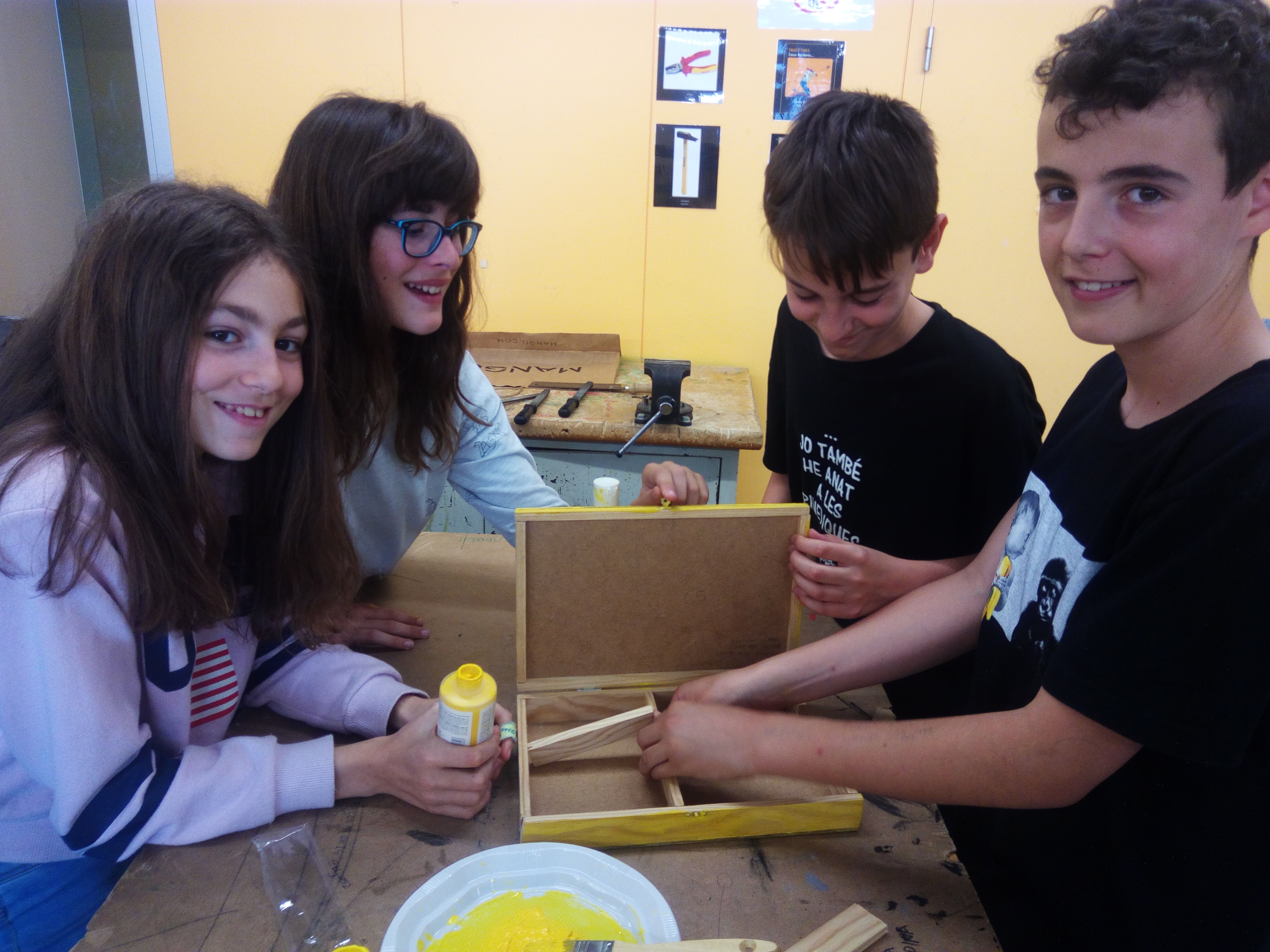 alumnes construïnt la caixa