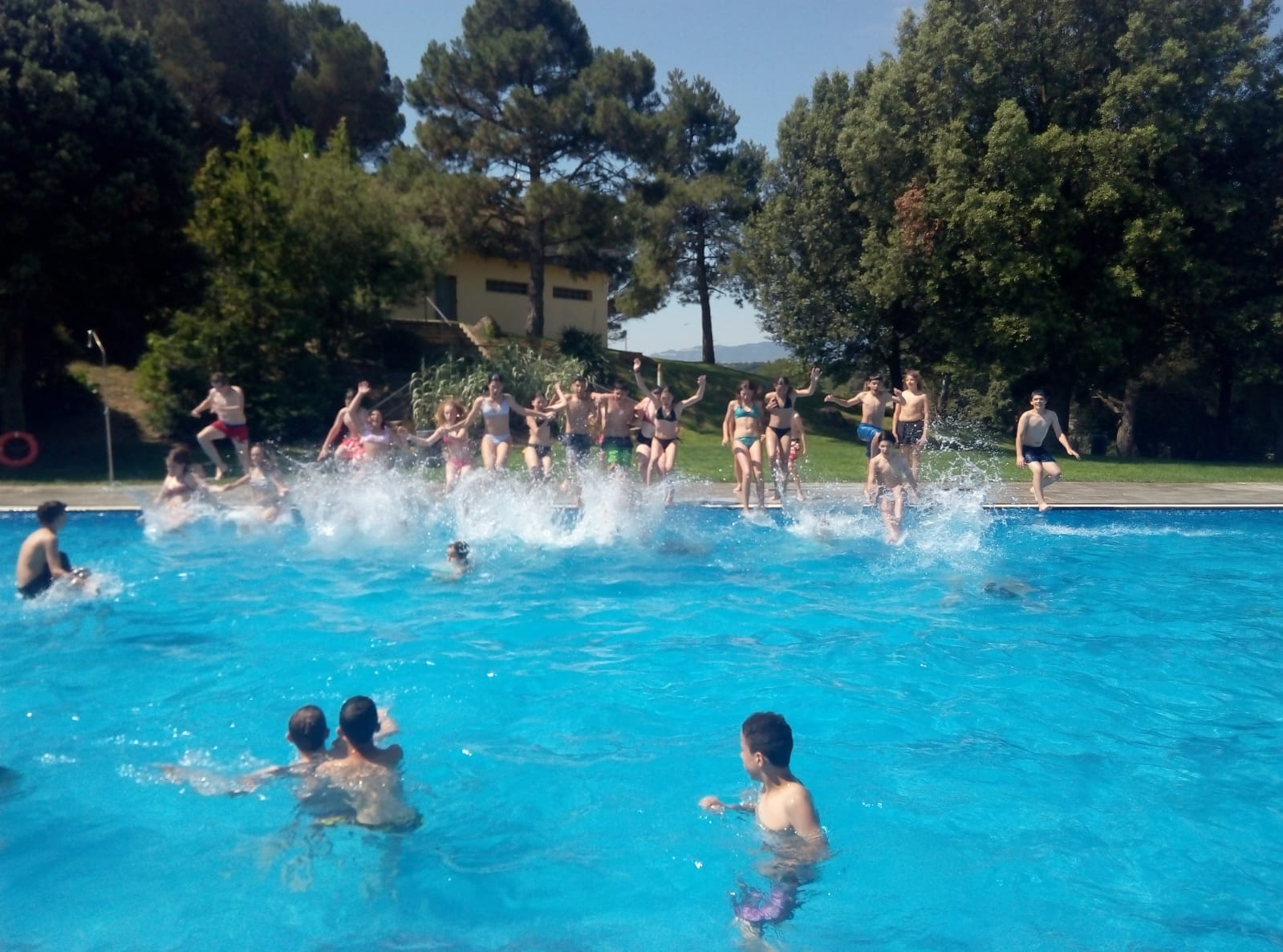 alumnes saltant a la piscina