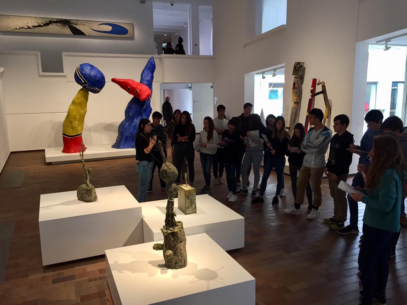 alumnat batxillerat escoltant xerrada escultura