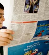 noi llegint el diari