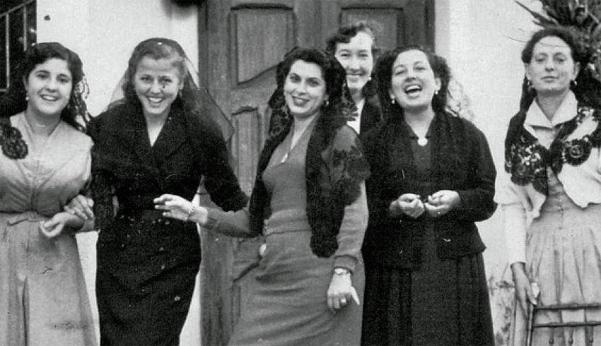 Grup de dones a la sortida de misa