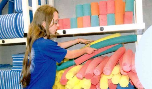 Noia treballant piscina