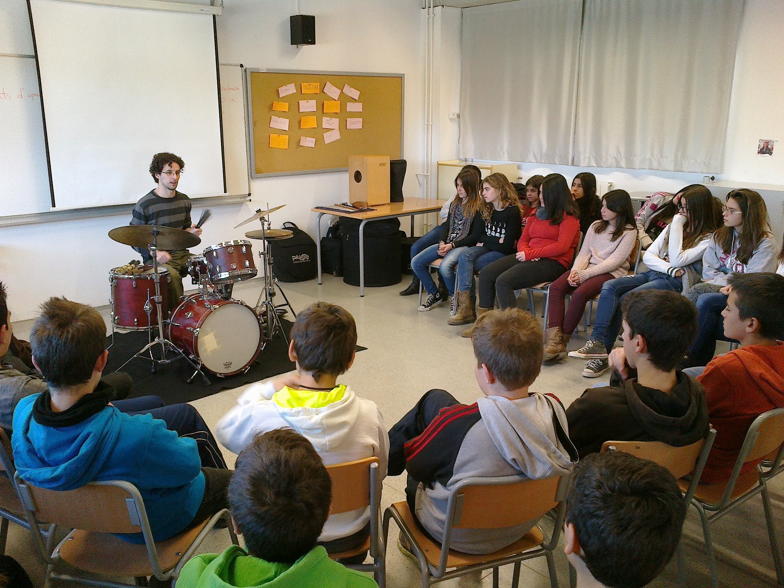 Joan Vidal tocant la bateria