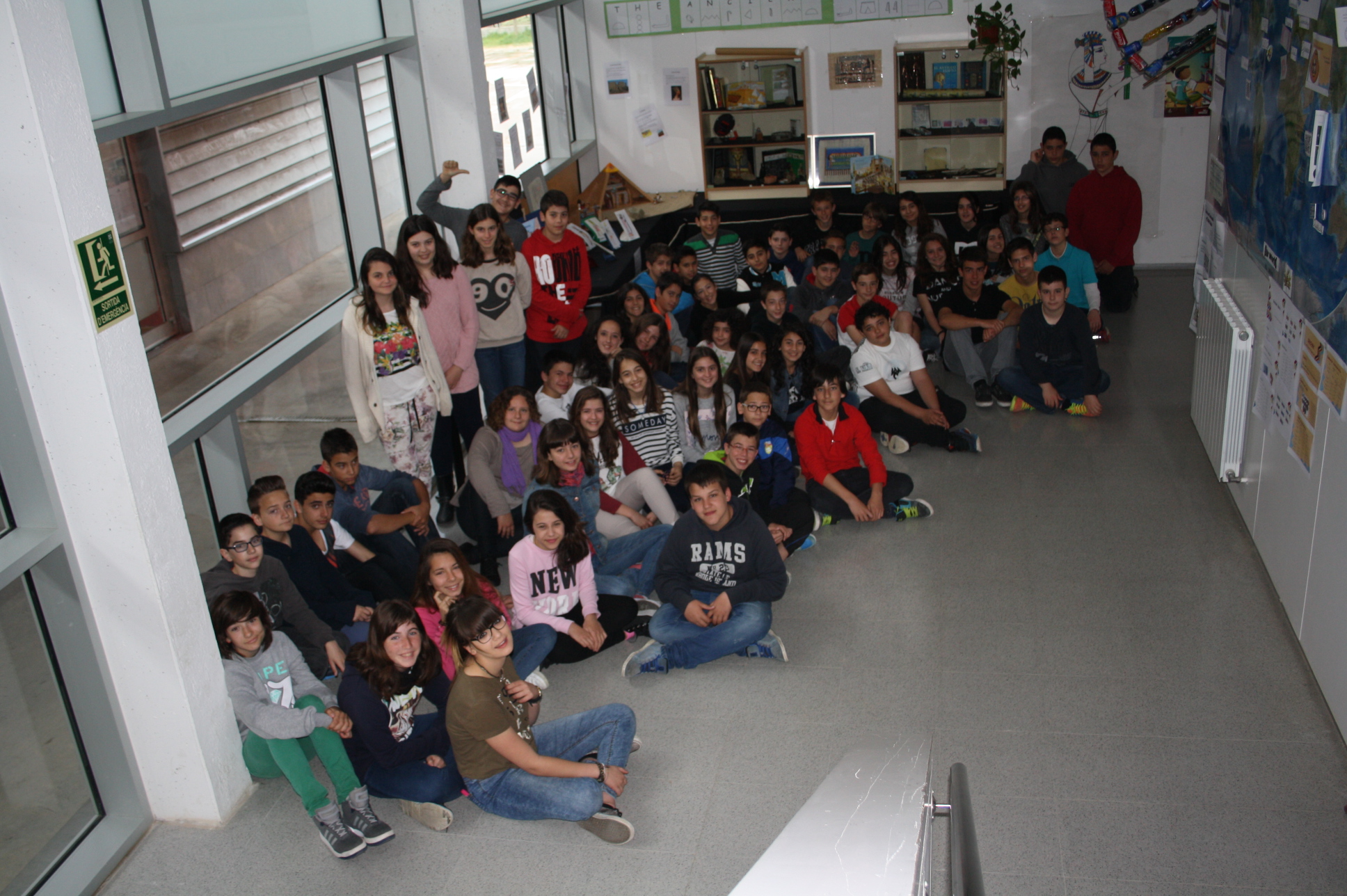 Alumnes de primer de l'ESO davant de l'exposició sobre Egipte